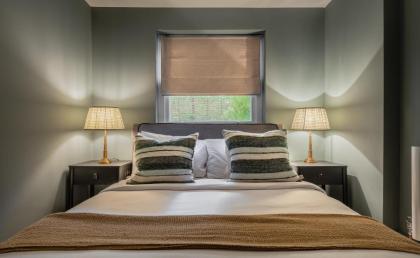The Heart of Shepherds Bush - Modern 2BDR Apartment with Garden - image 5