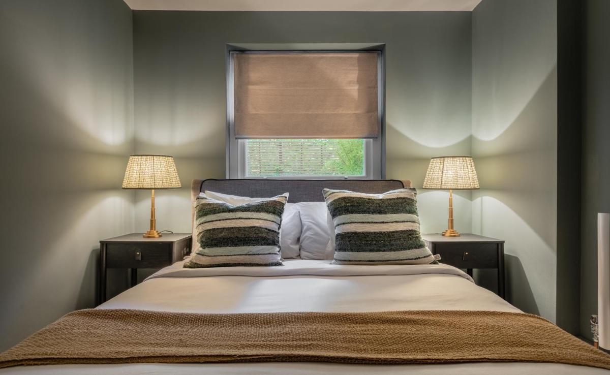 The Heart of Shepherds Bush - Modern 2BDR Apartment with Garden - image 5