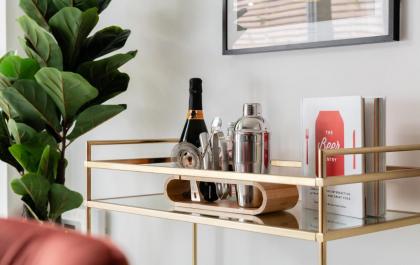 The Heart of Shepherds Bush - Modern 2BDR Apartment with Garden - image 6