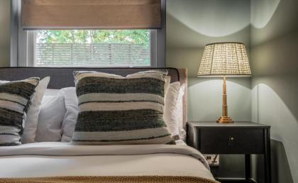 The Heart of Shepherds Bush - Modern 2BDR Apartment with Garden - image 8
