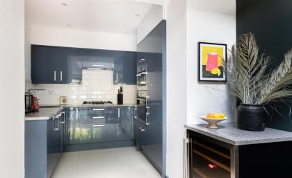 The Heart of Shepherds Bush - Modern 2BDR Apartment with Garden - image 9