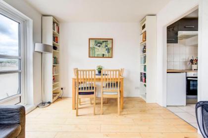 GuestReady - Penthouse Flat in Trendy Peckham - image 5