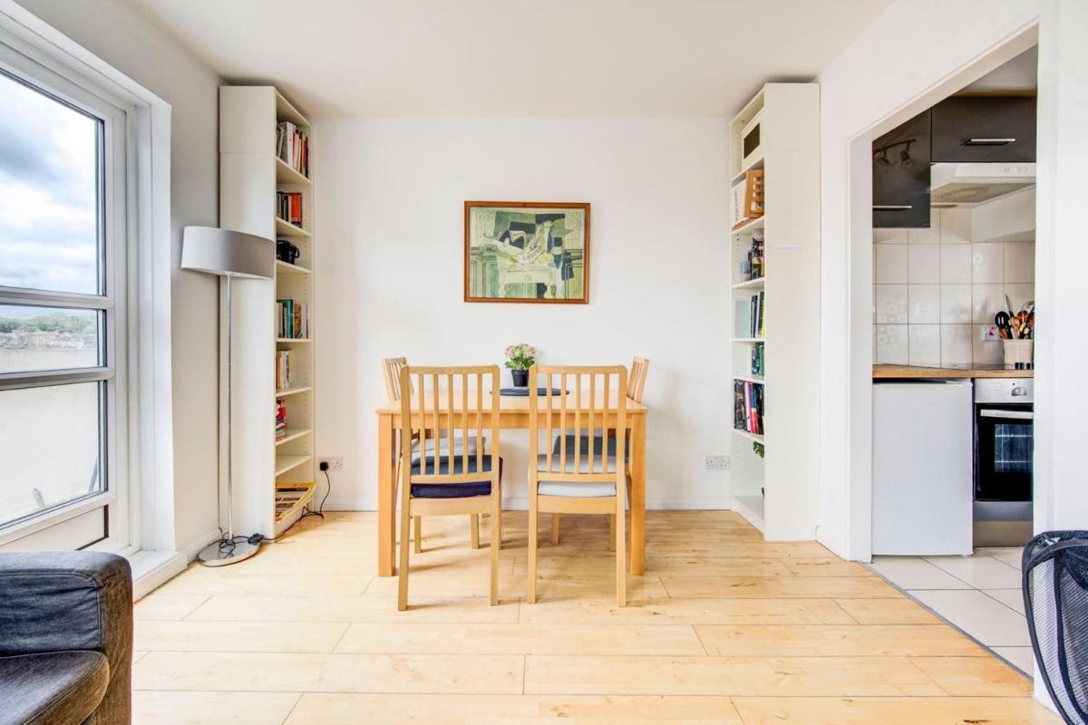 GuestReady - Penthouse Flat in Trendy Peckham - image 5