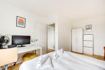 GuestReady - Penthouse Flat in Trendy Peckham - image 9