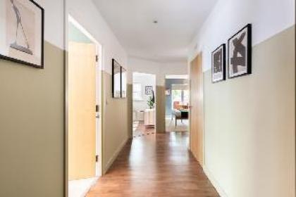 The Bow Mews - Modern & Bright 2BDR Apartment with Patio - image 13