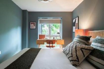The Bow Mews - Modern & Bright 2BDR Apartment with Patio - image 9