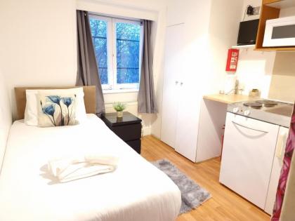 F22-Compact 4th Flr Studio fits 1- Near Paddington Station