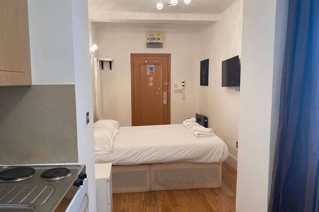 FB1-Spacious Basement Studio Flat fits 2- Near Hyde Park - image 3