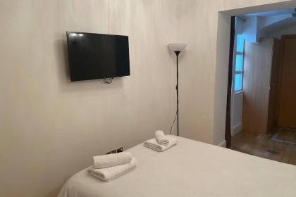 FB1-Spacious Basement Studio Flat fits 2- Near Hyde Park - image 4