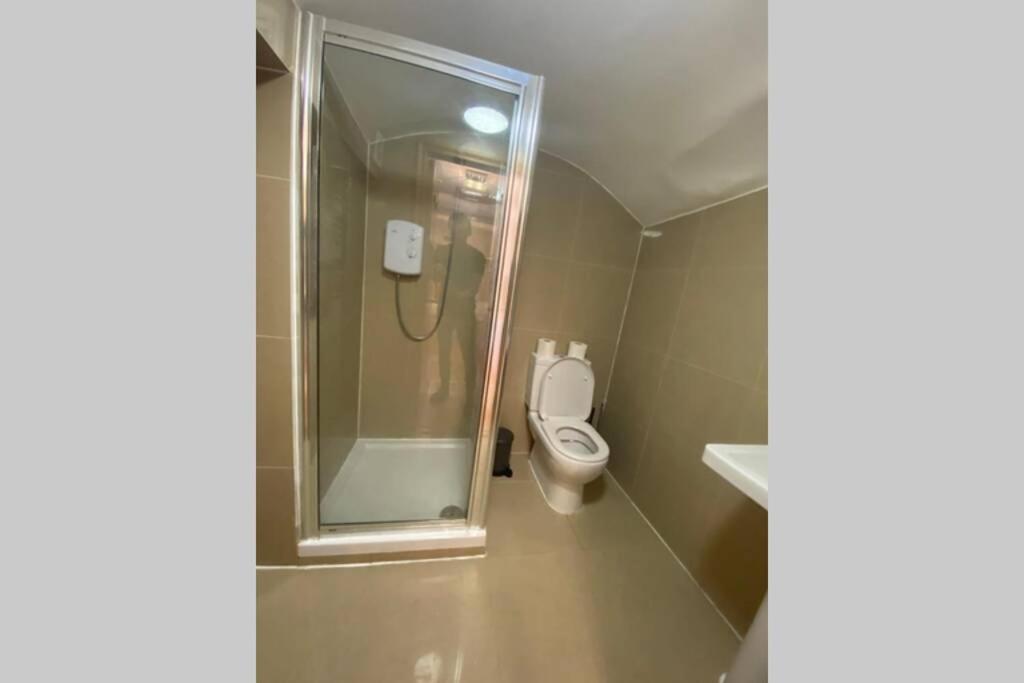 FB1-Spacious Basement Studio Flat fits 2- Near Hyde Park - image 5
