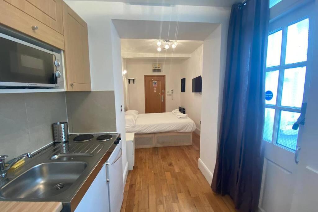 FB1-Spacious Basement Studio Flat fits 2- Near Hyde Park - image 7
