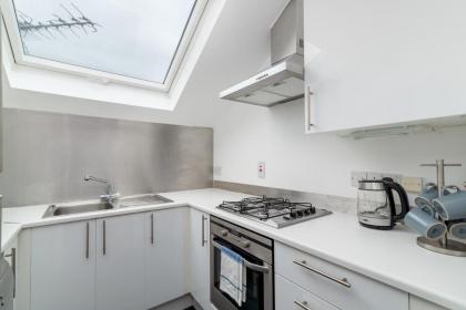 GuestReady - Sunny Top Floor Flat with views - image 16