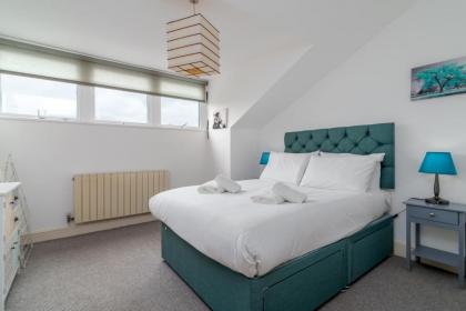 GuestReady - Sunny Top Floor Flat with views - image 19