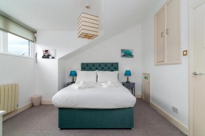 GuestReady - Sunny Top Floor Flat with views - image 2
