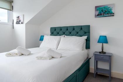 GuestReady - Sunny Top Floor Flat with views - image 23