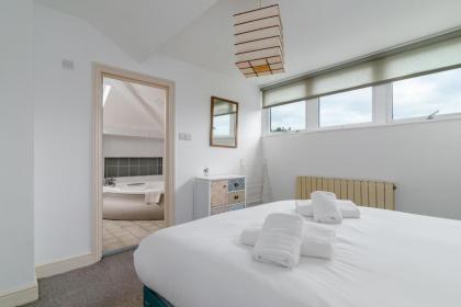 GuestReady - Sunny Top Floor Flat with views - image 26