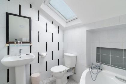 GuestReady - Sunny Top Floor Flat with views - image 27