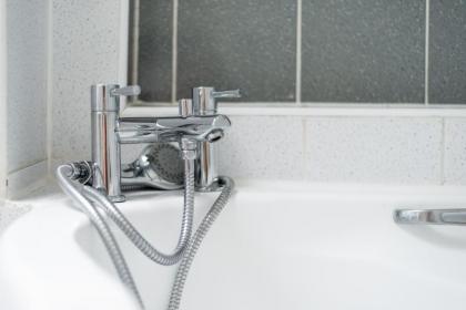 GuestReady - Sunny Top Floor Flat with views - image 28