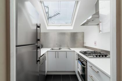 GuestReady - Sunny Top Floor Flat with views - image 3
