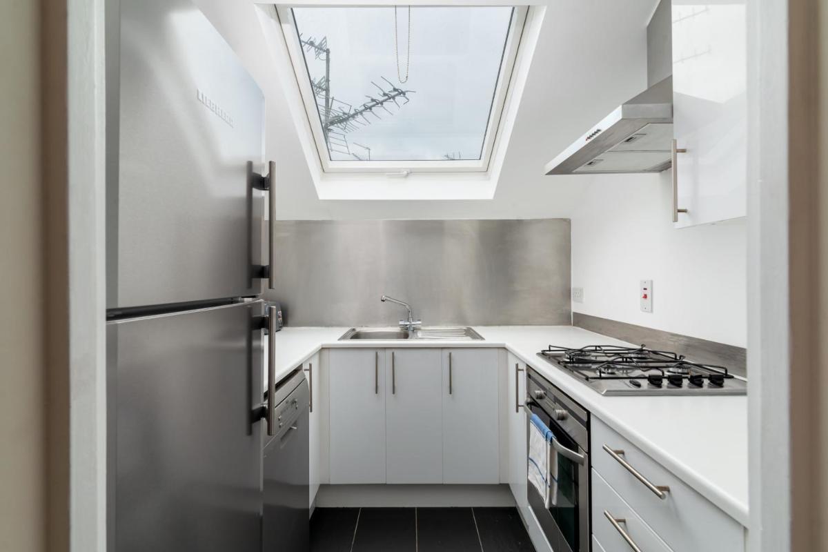 GuestReady - Sunny Top Floor Flat with views - image 3