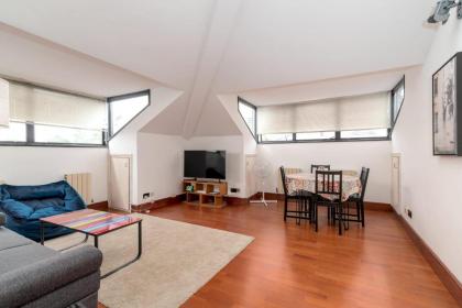 GuestReady - Sunny Top Floor Flat with views - image 5
