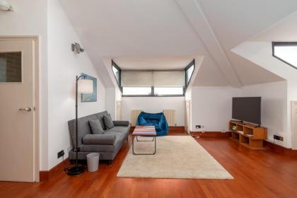 GuestReady - Sunny Top Floor Flat with views - image 6