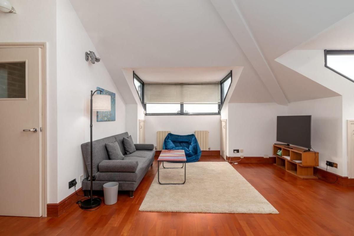 GuestReady - Sunny Top Floor Flat with views - image 6