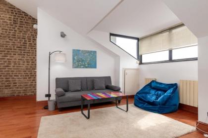GuestReady - Sunny Top Floor Flat with views - image 9