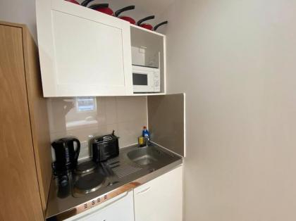 F407-4th Flr Studio for 2 Near Hyde Park - image 2