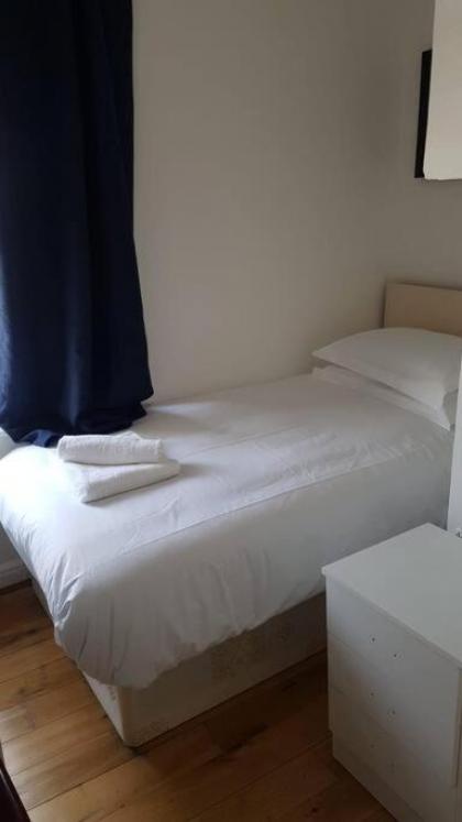 F14- Single Studio Shared Shower/toilet Near Paddington