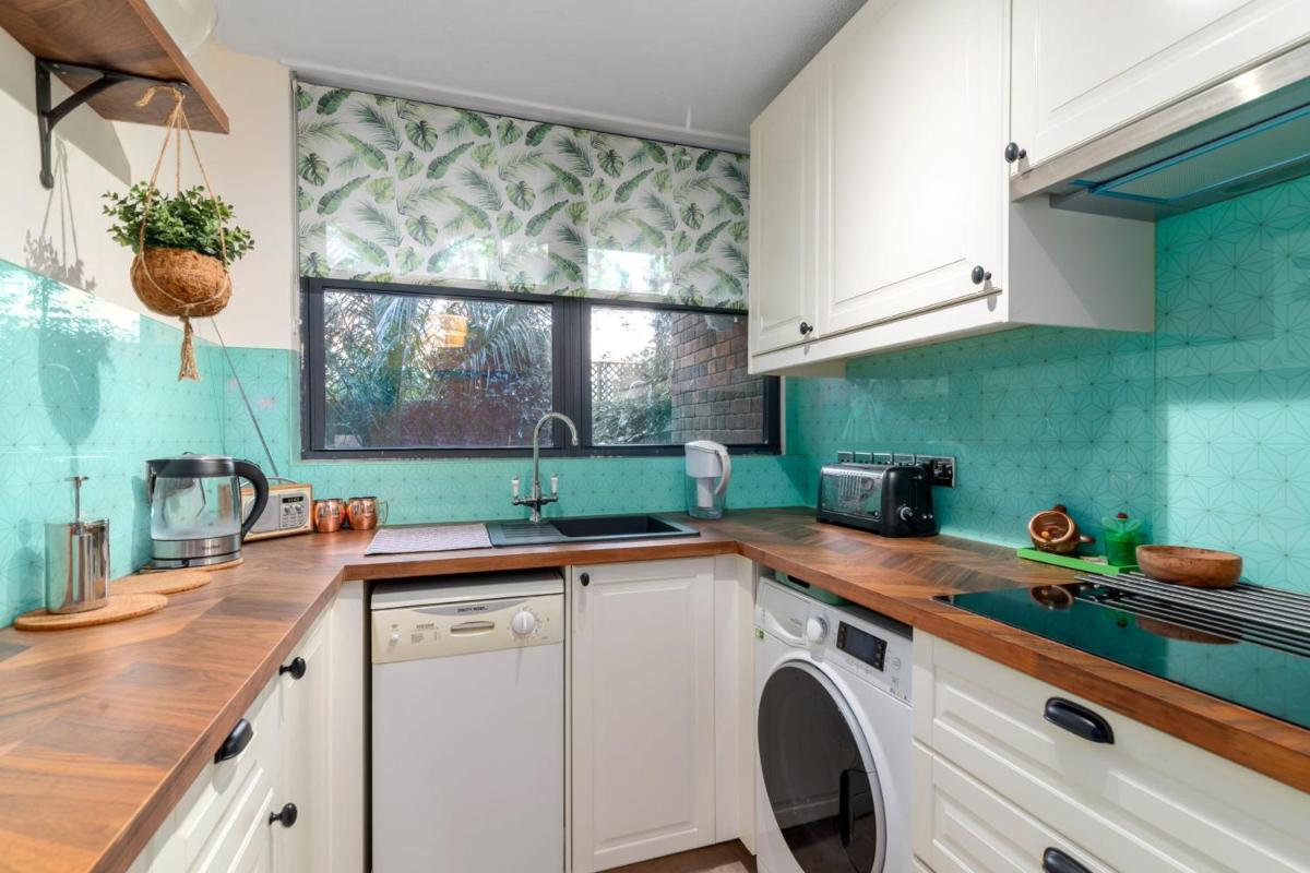 GuestReady - Beautiful 2BR Townhouse w Garden - image 4