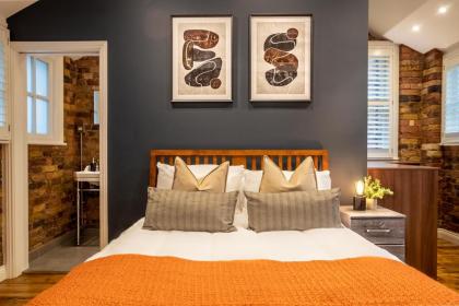 Deluxe Rustic Style Two Bedroom Bethnal Green - Yard View - image 10