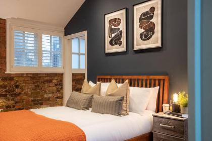 Deluxe Rustic Style Two Bedroom Bethnal Green - Yard View - image 11