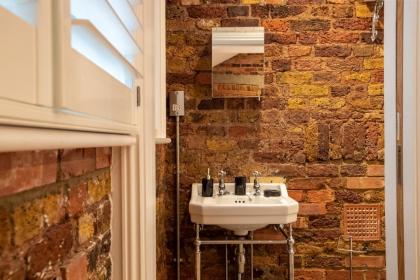 Deluxe Rustic Style Two Bedroom Bethnal Green - Yard View - image 12