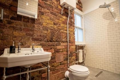 Deluxe Rustic Style Two Bedroom Bethnal Green - Yard View - image 13