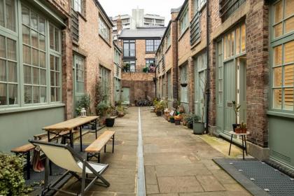 Deluxe Rustic Style Two Bedroom Bethnal Green - Yard View - image 14