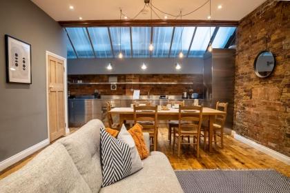 Deluxe Rustic Style Two Bedroom Bethnal Green - Yard View - image 2