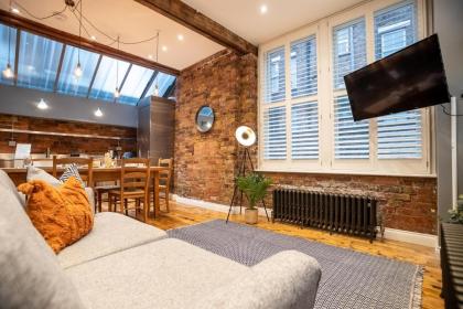 Deluxe Rustic Style Two Bedroom Bethnal Green - Yard View - image 3