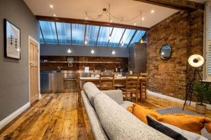 Deluxe Rustic Style Two Bedroom Bethnal Green - Yard View - image 4