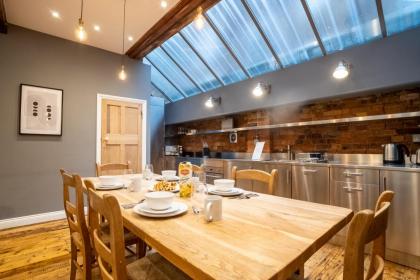 Deluxe Rustic Style Two Bedroom Bethnal Green - Yard View - image 5
