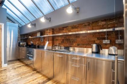 Deluxe Rustic Style Two Bedroom Bethnal Green - Yard View - image 6