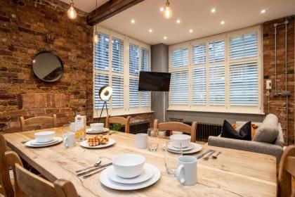Deluxe Rustic Style Two Bedroom Bethnal Green - Yard View - image 7