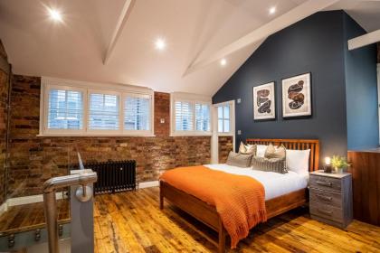 Deluxe Rustic Style Two Bedroom Bethnal Green - Yard View - image 9