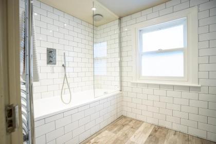 Modern Two Bedroom Apartment in Fulham by Sojo Stay - image 10