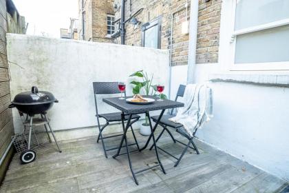 Modern Two Bedroom Apartment in Fulham by Sojo Stay - image 6