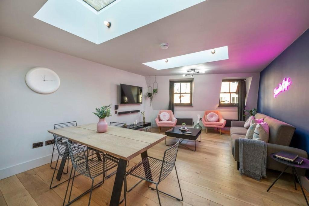 Frankie Says - The Instagood Penthouse Covent Garden is a floor-to-ceiling glamour puss 3 BR plus private roof terrace Miaow - main image