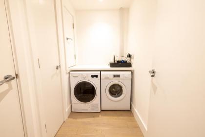 Luxurious & Modern Townhouse in Hammersmith - image 12