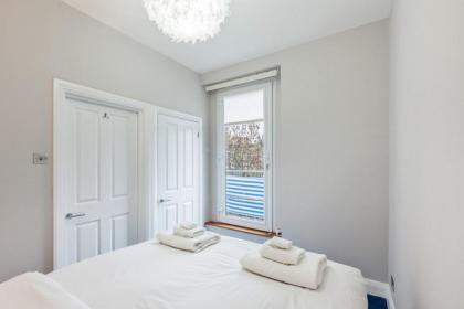 Modern 2 Bedroom Apartment in West Kensington - image 13