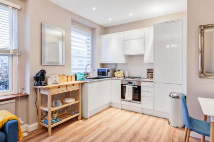 Modern 2 Bedroom Apartment in West Kensington - image 16