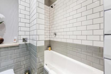 Modern 2 Bedroom Apartment in West Kensington - image 18